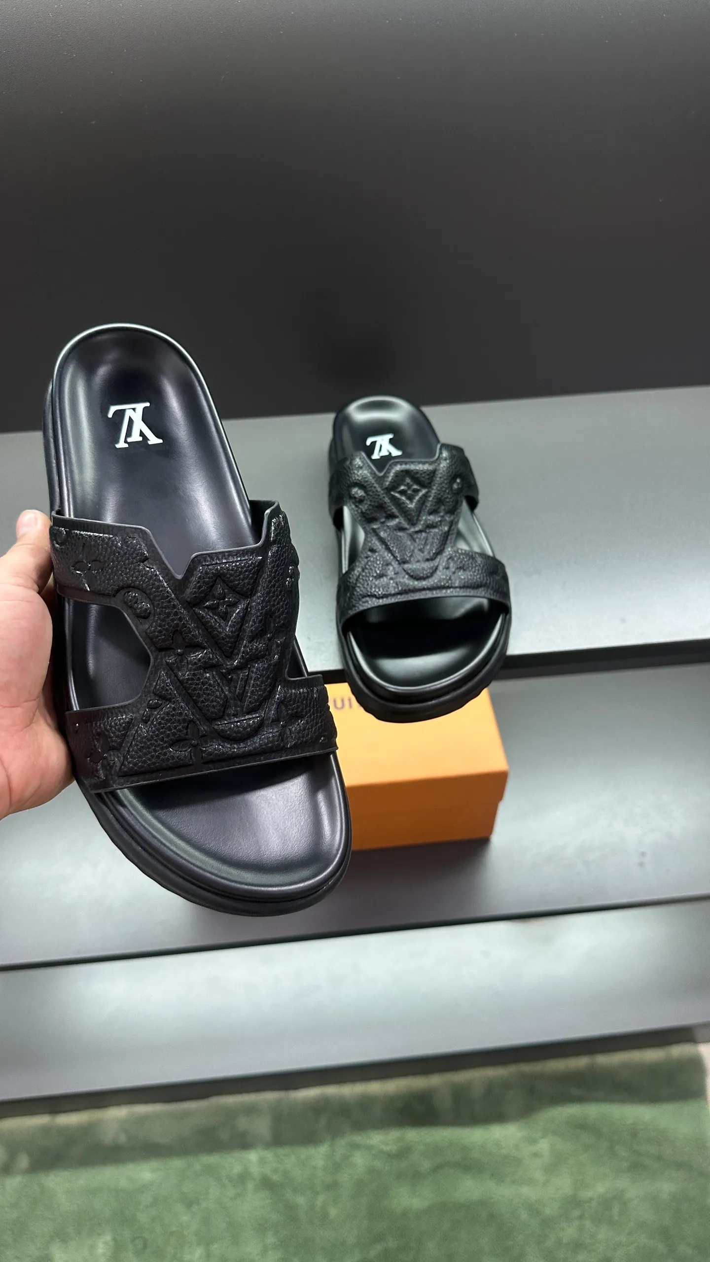 P320 🔍LV Men's Spring and Summer Slippers Counter Synchronization. The uppers are imported cowhide fabric from Italy, with logo graphics and high-quality craftsmanship. The soles are: original soles specially provided by the original factory. The exclusive movable molded soles are super comfortable. The original factory follows the order. 🔍🔍High quality. You can enter and leave the counter at will. Welcome to compare. Code number 38-45 No. 058